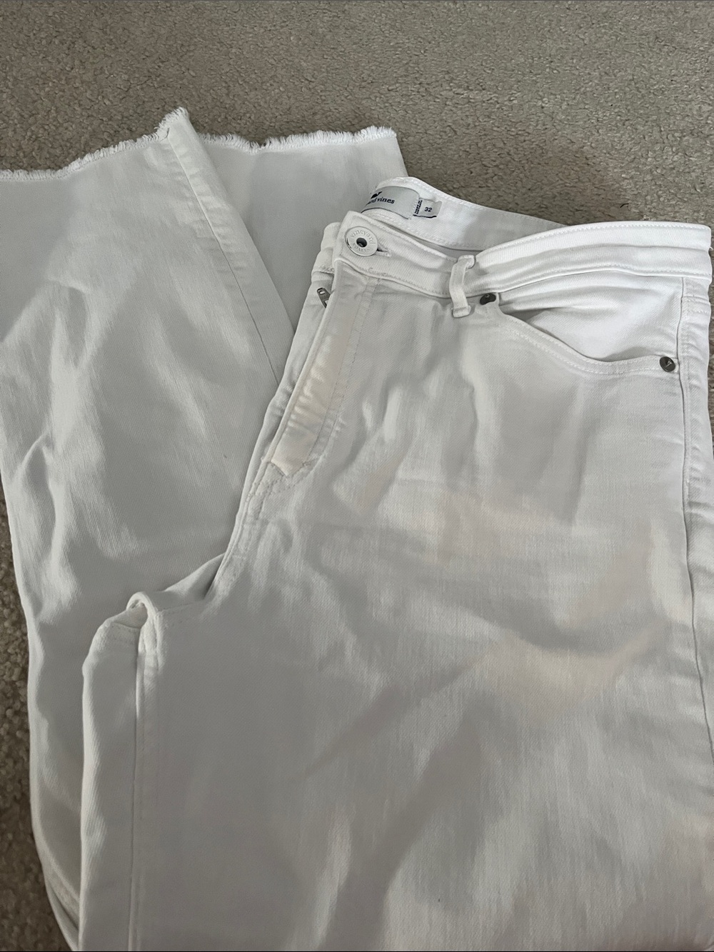 Vineyard Vines White High rise skinny Jeans. Good condition. 32!